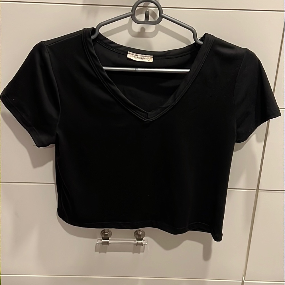 Olivia Rae cropped v-neck t-shirt, size M